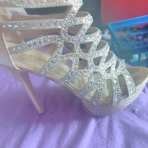 De blossom size 8 Cream collored rhinestone heels